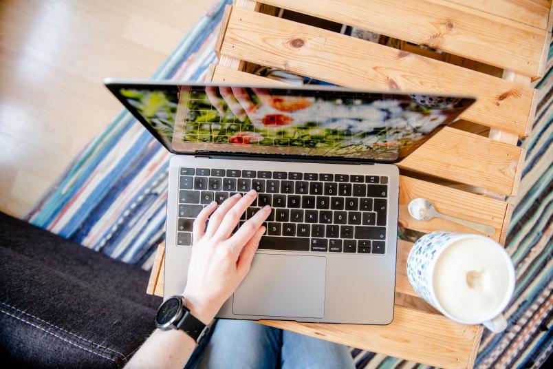 Laptop, Kaffee, Hand