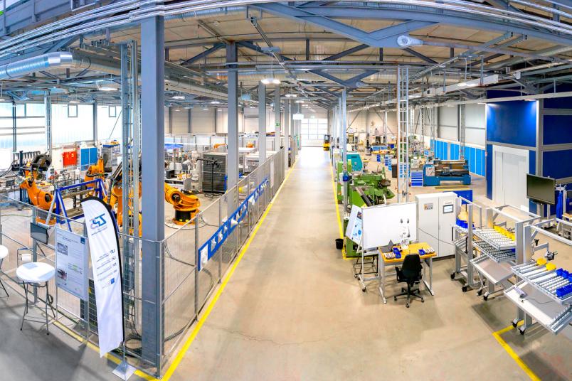Große Halle mit Robotern