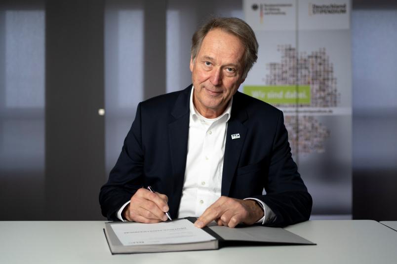 Rektor Axel Schölmerich unterschreibt