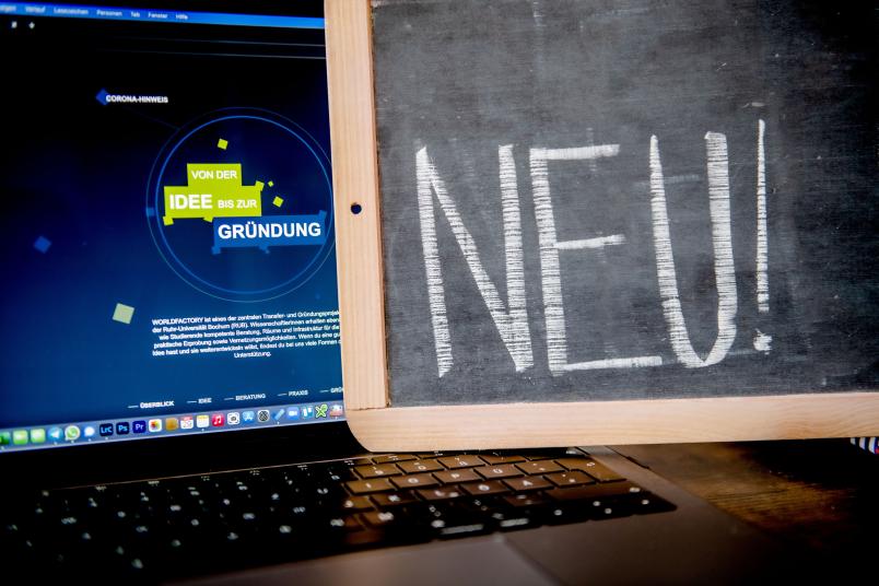 Laptop, Tafel mit Schriftzug neu