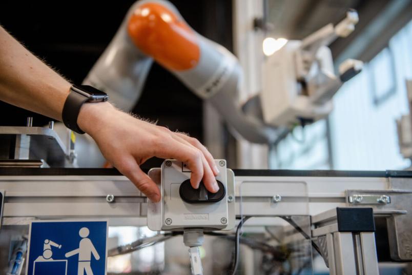 Roboter und Mensch in einer Fabrik