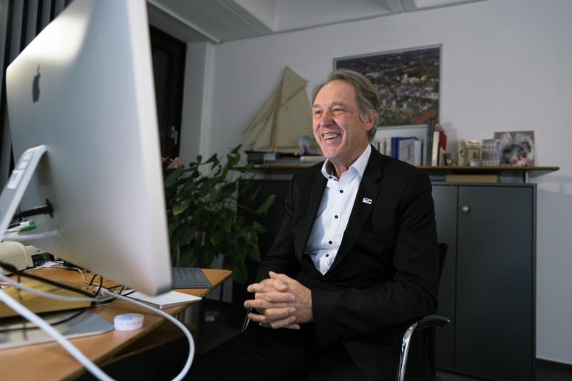 Rektor Axel Schölmerich bei einem Zoom-Meeting