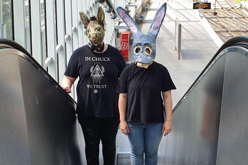 Zwei Schauspieler mit Maske