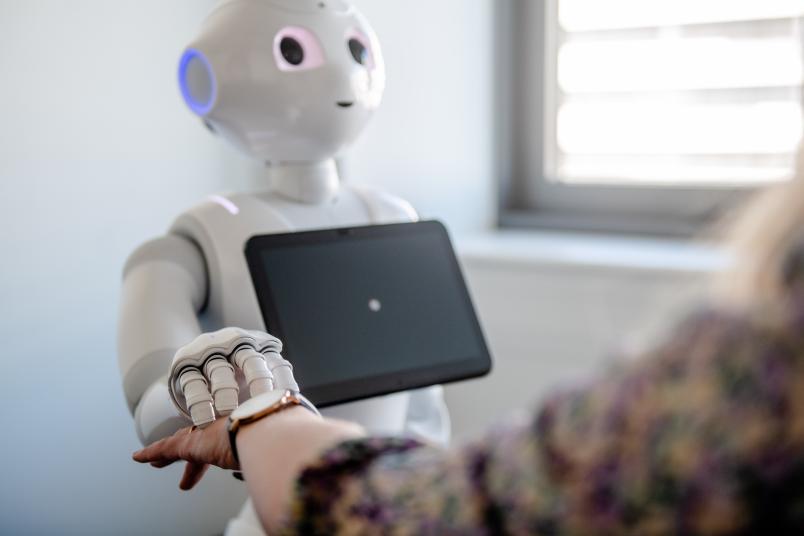 Roboter berührt eine Frau