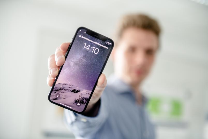 Mann mit Handy