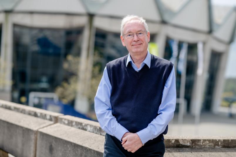 Porträtfoto von Ulrich Kunze auf dem Campus der RUB