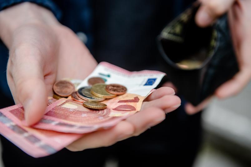 
	Wer mit Bargeld bezahlt, setzt sich keiner großen Infektionsgefahr für Sars-Cov-2 aus.
