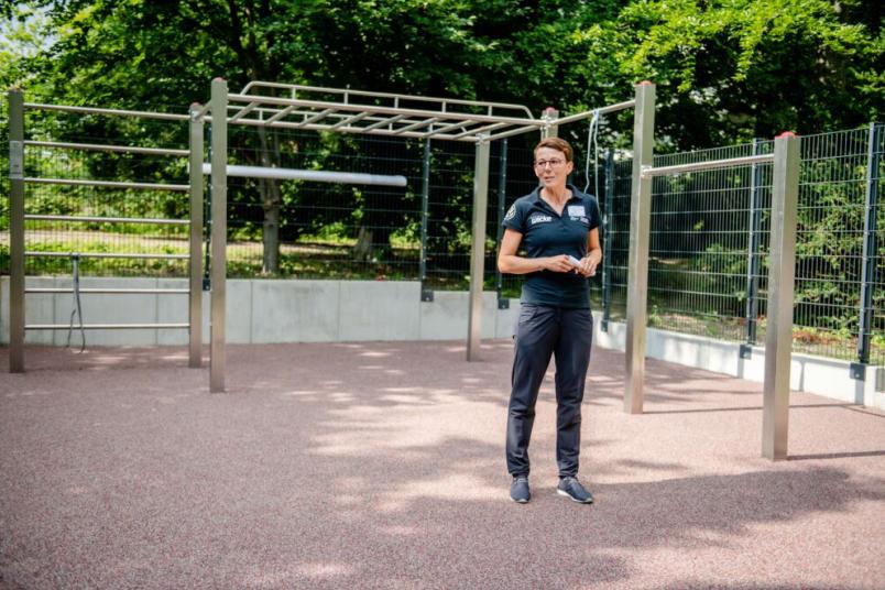 Die Leiterin des Hochschulsports Ines Lenze zeigt die neue Calisthenics-Anlage vor GC.