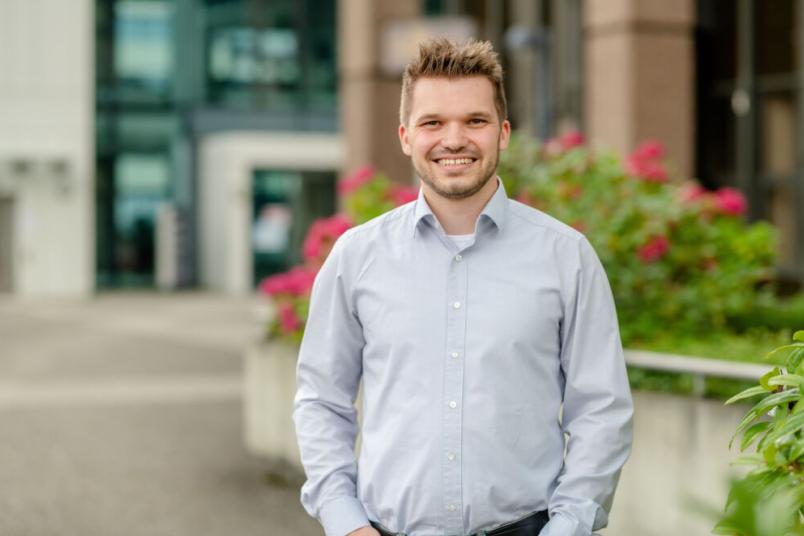 Lukas Mai gehört zur Arbeitsgruppe Chemie Anorganischer Materialien.