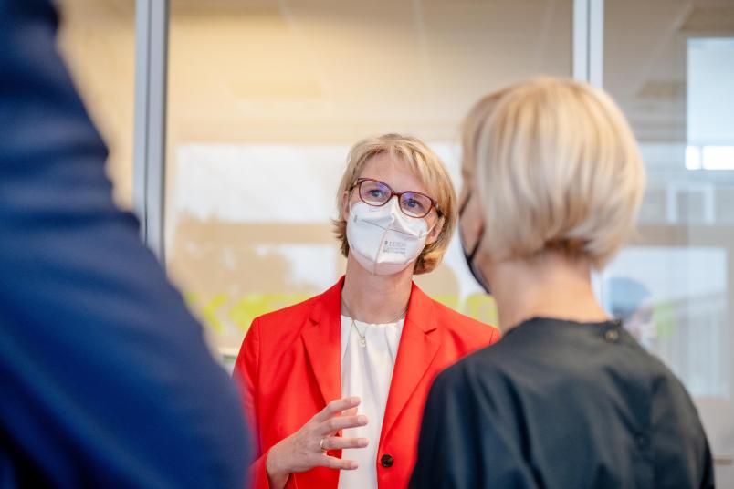 
	Anja Karliczek, Bundesministerin für Bildung und Forschung, hat am 17. August 2021 das Forschungs- und Behandlungszentrum für psychische Gesundheit der RUB besucht.
