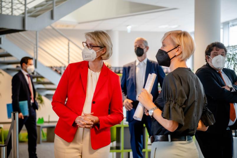 Bundesministerin Anja Karliczek bekommt am Bochumer Forschungs- und Behandlungszentrum für psychische Gesundheit Eindrücke aus erster Hand, hier mit Direktorin Silvia Schneider (rechts).