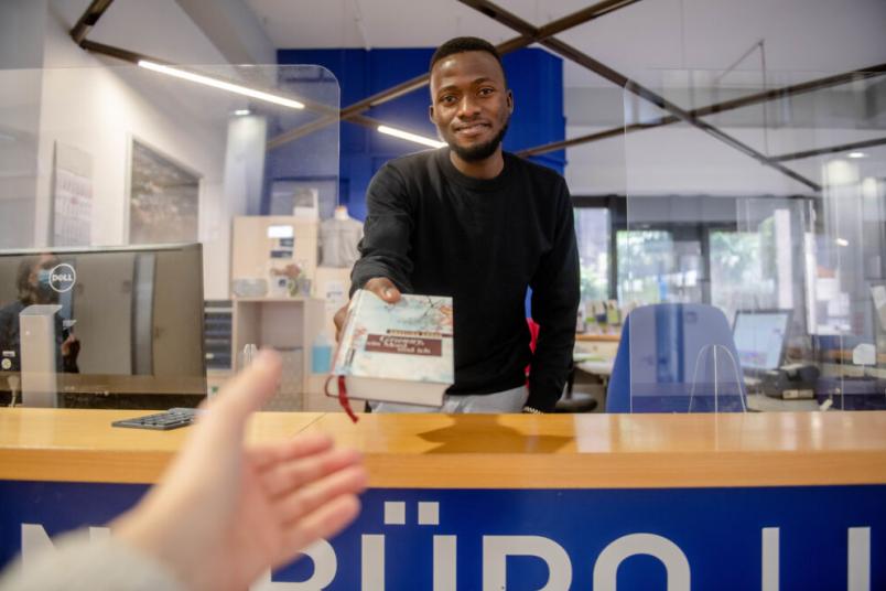Buchübergabe am Infopoint der RUB