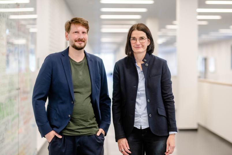 Ein Mann und eine Frau stehen nebeneinander.