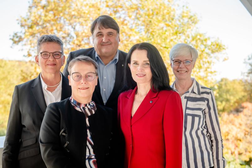 
	Starten als Team (von links): Prorektorin Isolde Karle, Kanzlerin Christina Reinhardt, Rektor Martin Paul, Prorektorin Denise Manahan-Vaughan, Prorektorin Kornelia Freitag (nicht im Bild: Prorektor Günther Meschke)
