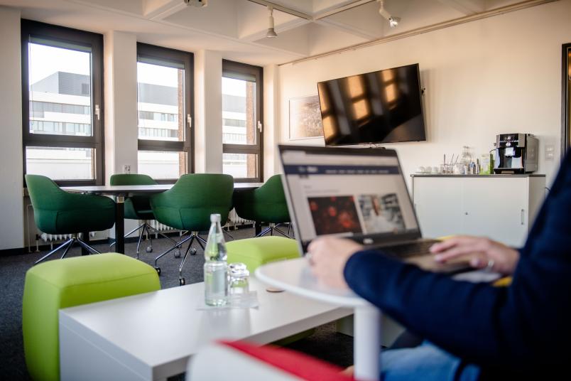Ein Laptop steht in einem Raum mit Konferenztisch