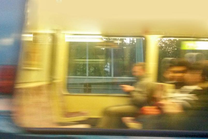 Verwischtes Foto mit Fahrgästen im Bus