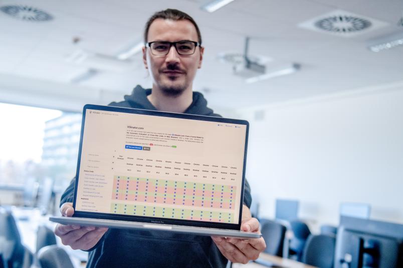 Person mit Laptop in der Hand