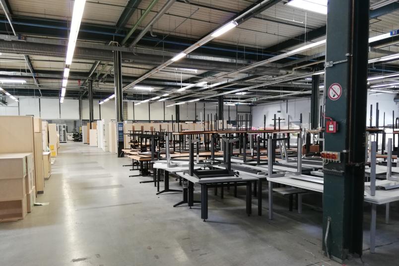 Lagerhalle mit Möbeln
