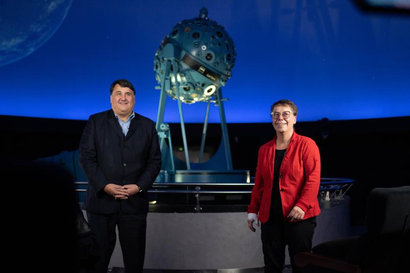 Kanzlerin Christina Reinhardt und Rektor Martin Paul im Planetarium