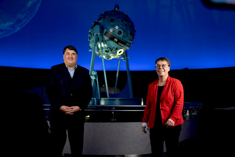 Kanzlerin Christina Reinhardt und Rektor Martin Paul im Planetarium
