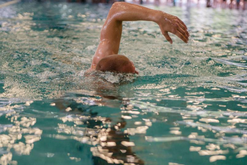 Ein Schwimmer krault