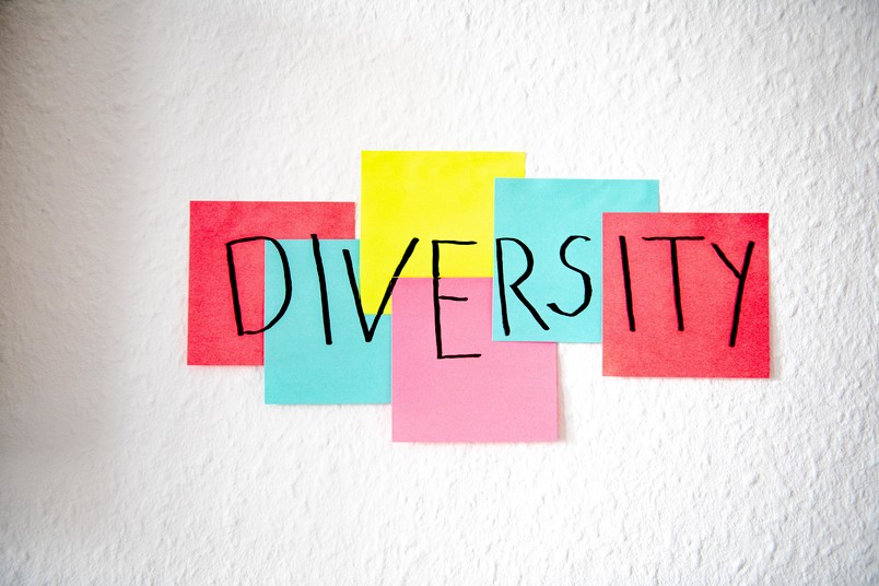Bunte Klebezettel mit dem Wort Diversity