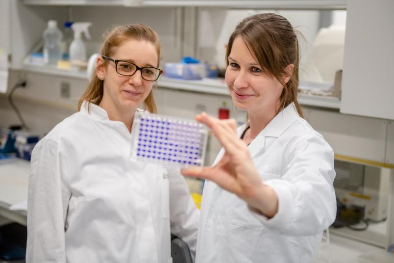 
	Kathrin Sutter (links) und Stephanie Pfänder im Labor
