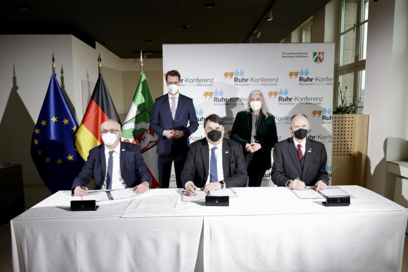 UA Ruhr: Vertragsunterzeichnung mit drei Rektoren und NRW-Ministerpräsident
