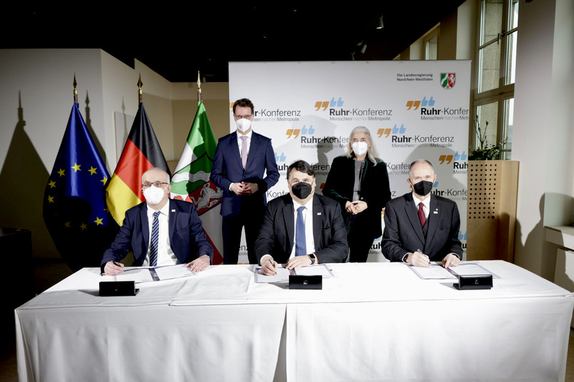 UA Ruhr: Vertragsunterzeichnung mit drei Rektoren und NRW-Ministerpräsident