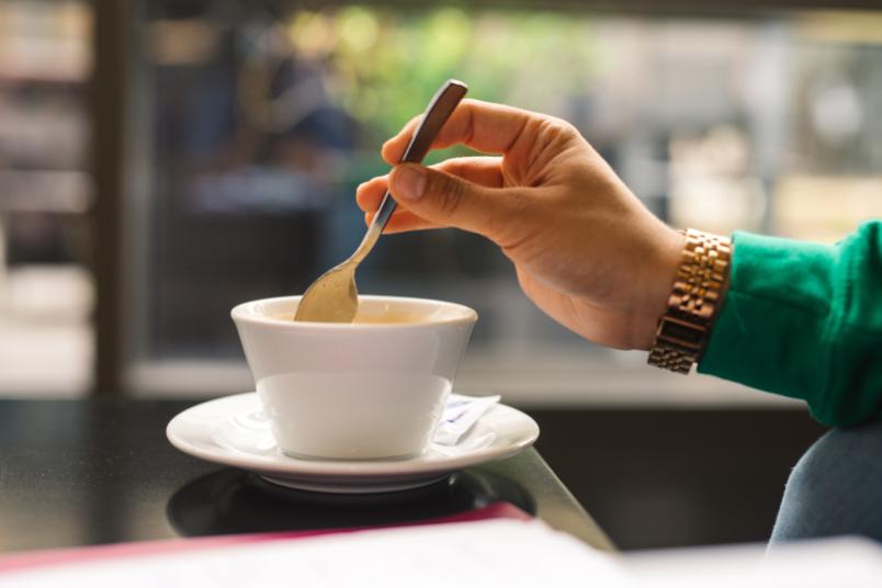 Löffel in Kaffeetasse