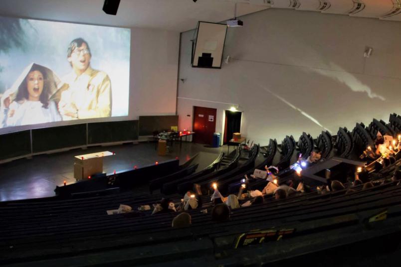 Kino im HZO 20: Auf der Leinwand zu sehen sind Janet und Brad aus der legendären „Rocky Horror Picture Show“.