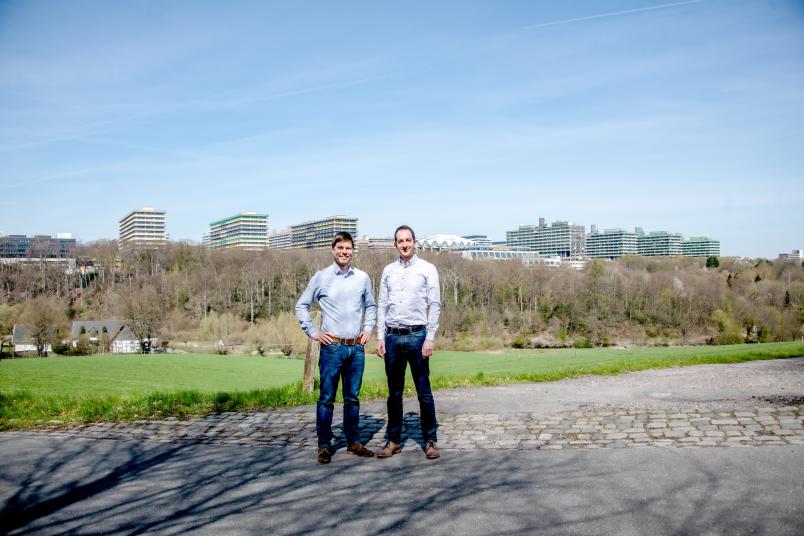 Die beiden Gründer von Vintus vor der Ruhr-Universität.