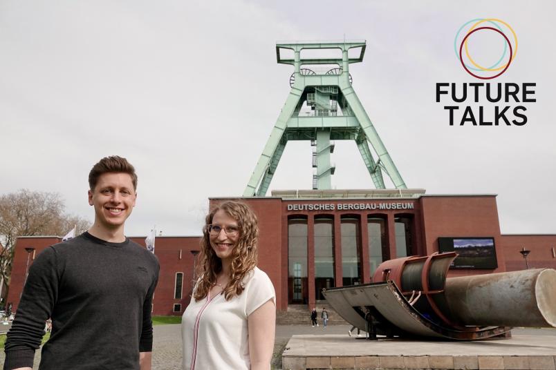 Maximilian Bertamini und Lisa Cohen vor dem Deutschen Bergbaumuseum