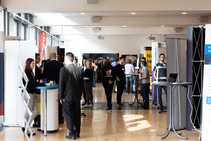 Stände einer Jobmesse