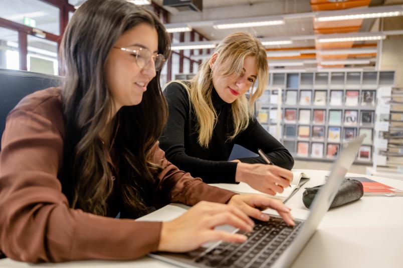 Zwei Frauen in der Unibibibliothek
