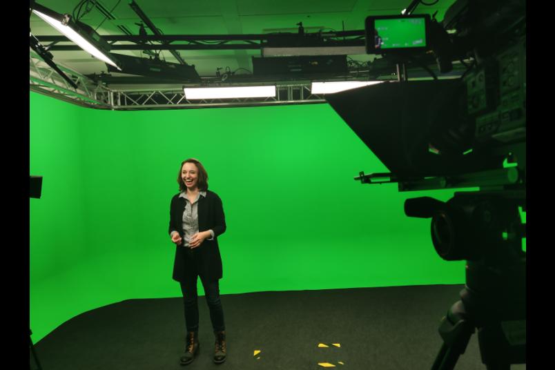Frau im Greenscreen-Studio
