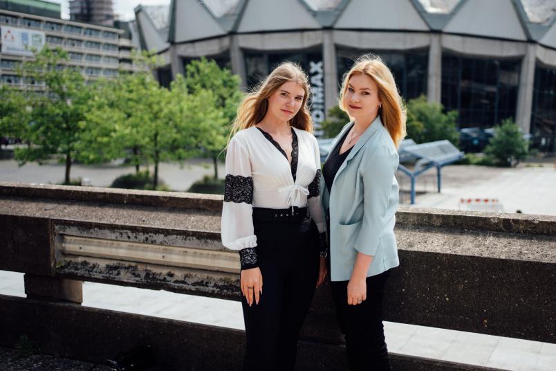 Hanna Serhiienko und Bohdana Oliferchuk  vor dem Audimax der RUB