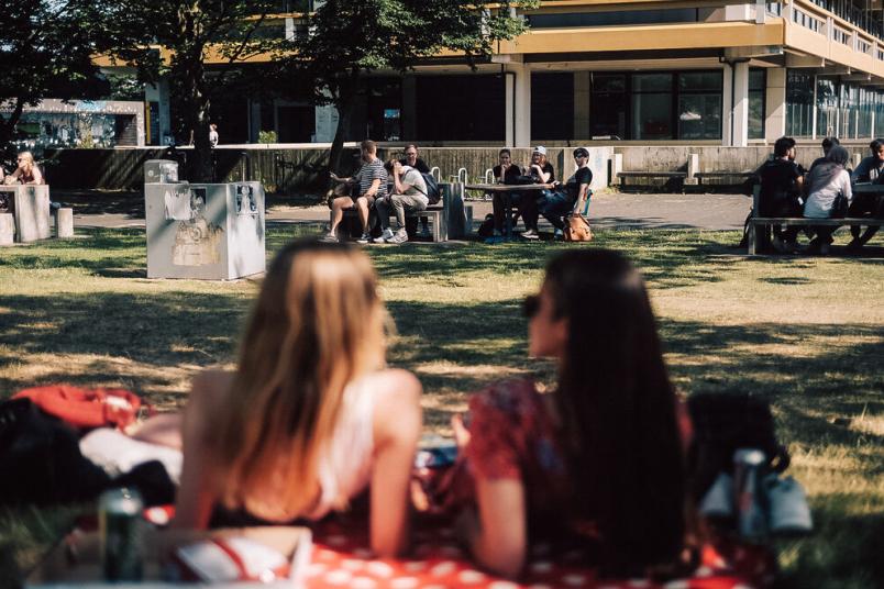 2 Studentinnen auf einer Decke auf der G-Wiese. 
