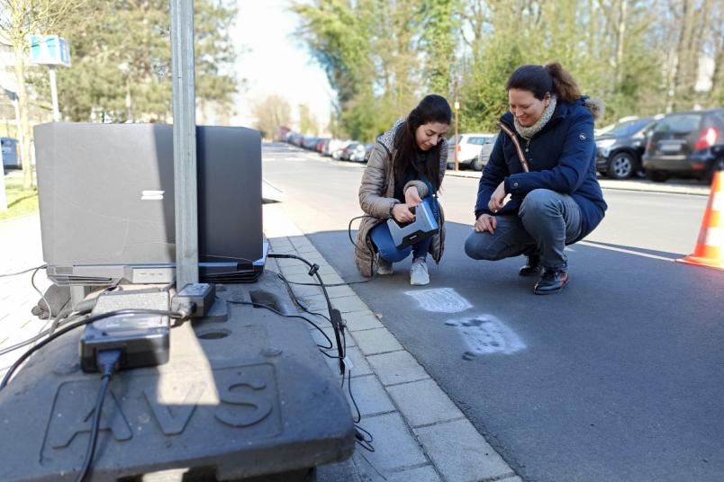 Zwei Frauen an einer Baustelle