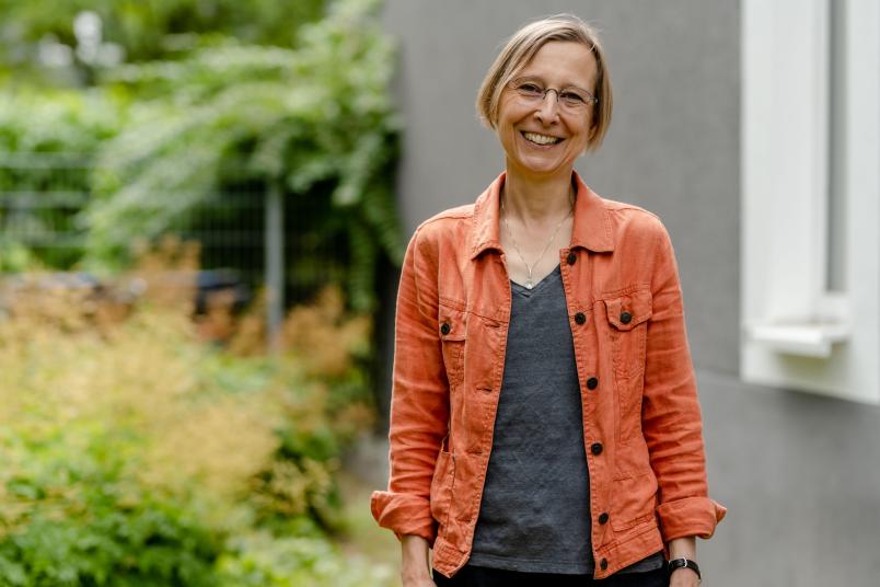 Alexandra Seeland lächelt in die Kamera. 