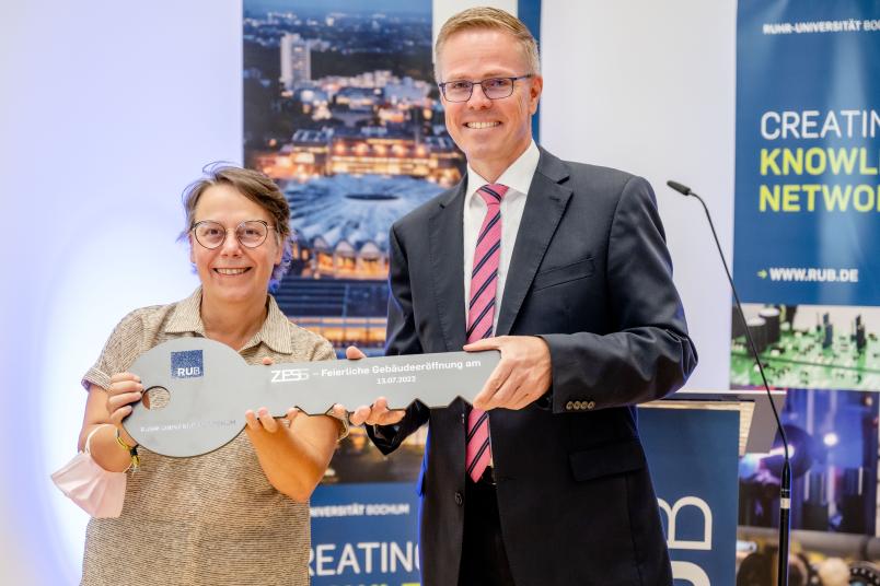 Den symbolischen Schlüssel für den Forschungsbau hat RUB-Kanzlerin Dr. Christina Reinhardt dem geschäftsführenden Direktor, Prof. Dr. Bernd Kuhlenkötter, überreicht.