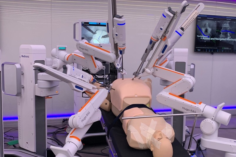 Einsatz für den neuen OP-Roboter in einer Schulung am St. Josef-Hospital: Noch wird mit einem Dummy gearbeitet.