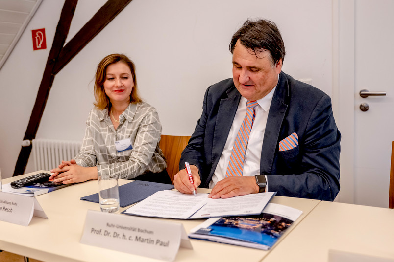 Rektor Martin Paul unterzeichnet die Kooperationsvereinbarung für die RUB.