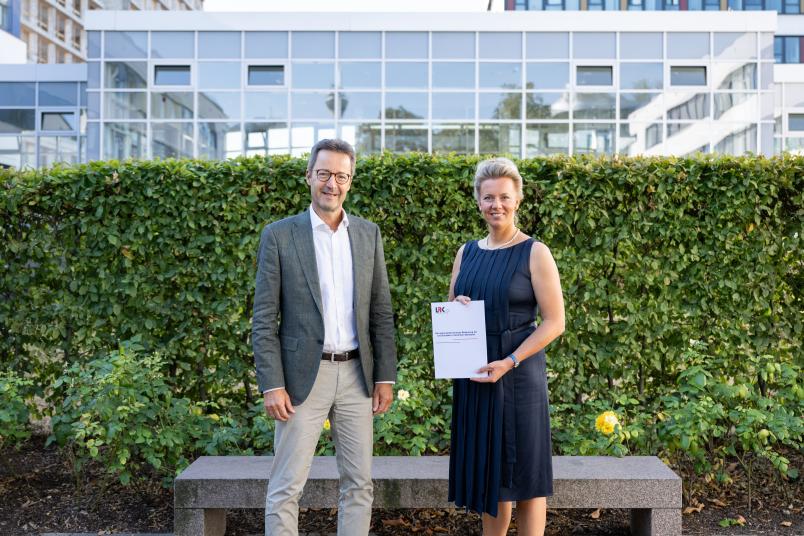 Lambert T. Koch überreicht die aktuelle Studie der nordrhein-westfälischen Wissenschaftsministerin Ina Brandes.