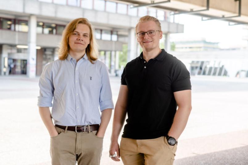 Zwei Studenten stehen nebeneinander.