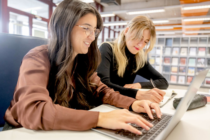 Zwei Studentinnen an Laptops