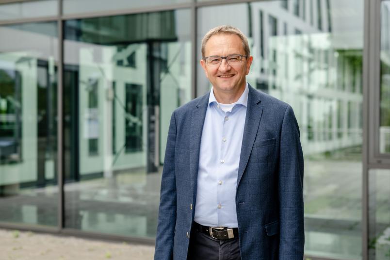 Porträt von Jörg Albrecht. Er leitet seit August die Unibibliothek.