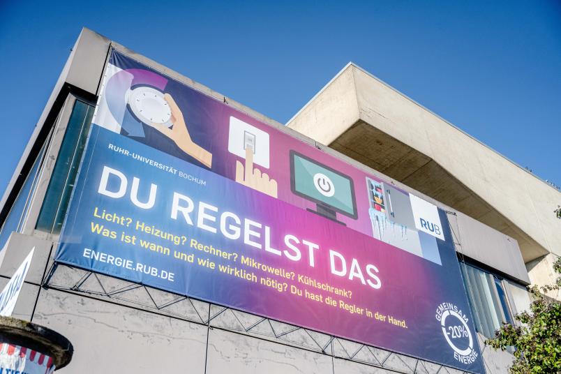 Großes Banner am Musischen Zentrum der RUB