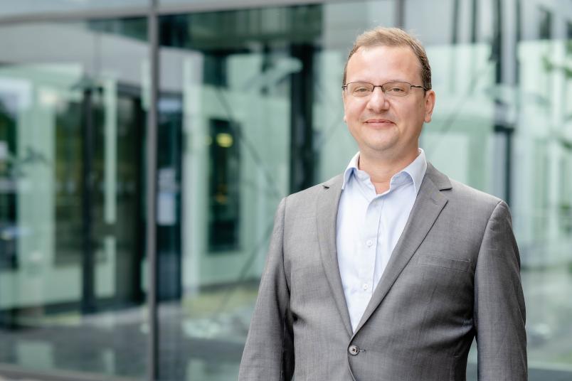 Porträt Robert Schmidt. Er verstärkt die Fakultät für Informatik und das Institut für Neuroinformatik.
