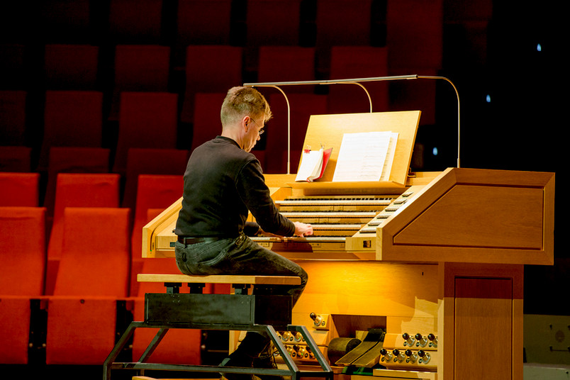 Markus Breker spielt an der Klais Orgel.